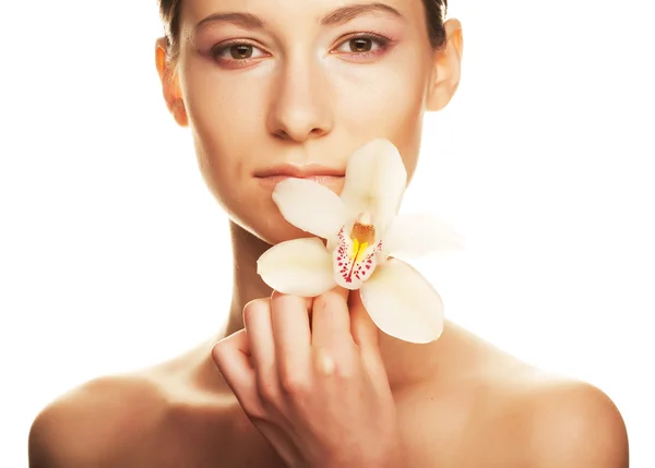 Menina segurando flor de orquídea — Fotografia de Stock