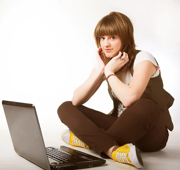 Menina adolescente casual em um laptop — Fotografia de Stock