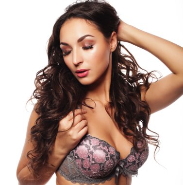 Whit 'te izole edilmiş seksi iç çamaşırlı güzel bir kadın.