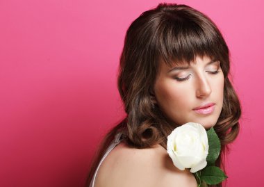 Güzel kız ve beyaz gül