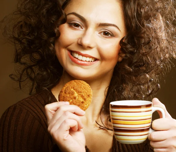 Femme avec café et biscuits — Photo