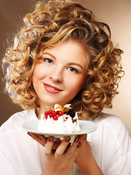一个带着蛋糕的漂亮微笑的年轻女人 — 图库照片