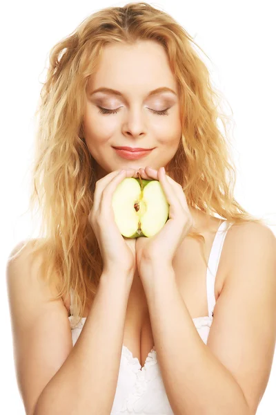 Щаслива жінка з зеленим яблуком — стокове фото