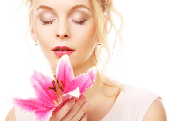 Jonge vrouw met roze lelie — Stockfoto