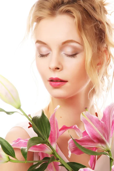 Mladá žena s růžovou lilií — Stock fotografie