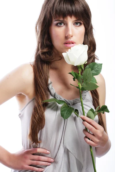 Mooi meisje en witte roos — Stockfoto