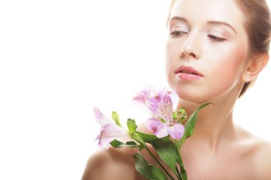 Pembe çiçekli güzel kadın