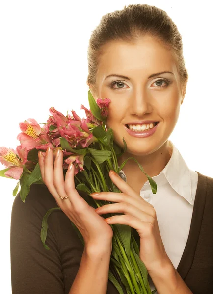 Ung kvinna med rosa blommor. — Stockfoto