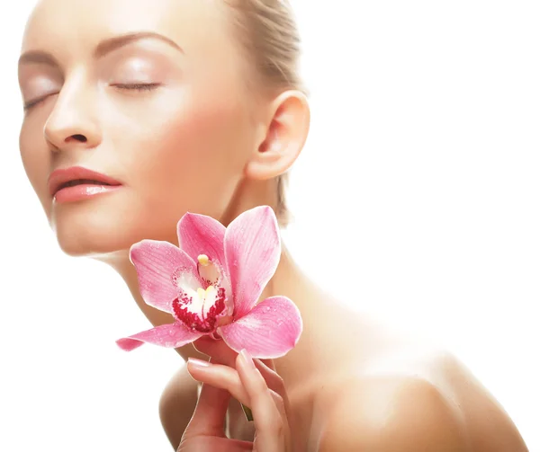 Menina bonita com flor de orquídea . — Fotografia de Stock