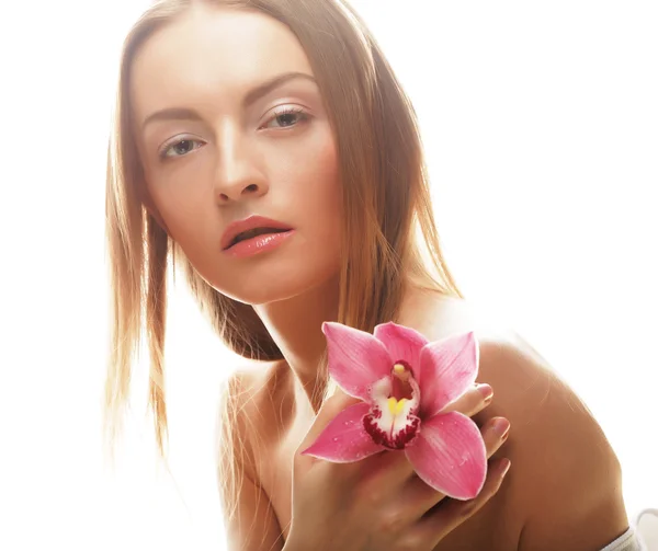 Vacker flicka med orkidé blomma. — Stockfoto