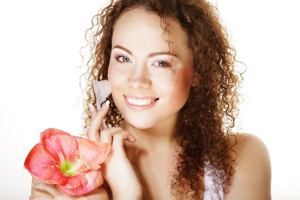 Hermosa chica spa sosteniendo flor rosa y cepillo —  Fotos de Stock