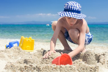 bir panama beach plaj oyuncakları ile Kumdan kale inşa üzerinde oyun ile eğlenceli küçük bir çocuk