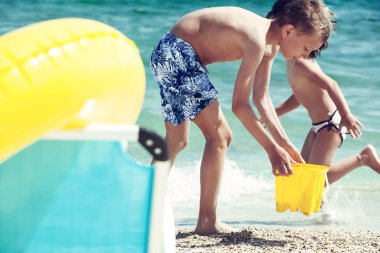 plaj oyuncakları ile oynarken çocuklar. Yaz sonu kavramı.