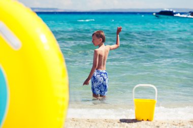 plaj oyuncakları ile oynayan çocuk. yaz tatil kavramı.