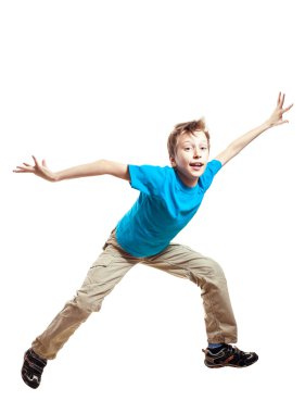 Mavi t-shirt heyecan içinde beyaz arka plan üzerinde atlama içinde komik küçük çocuk