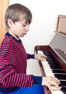 Şirin komik küçük çocuk piyano