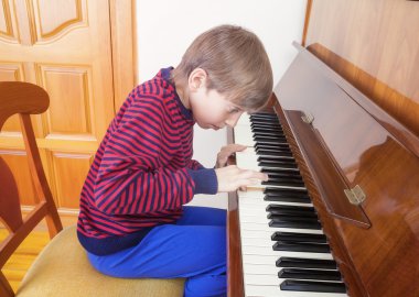 Komik çocuk piyano