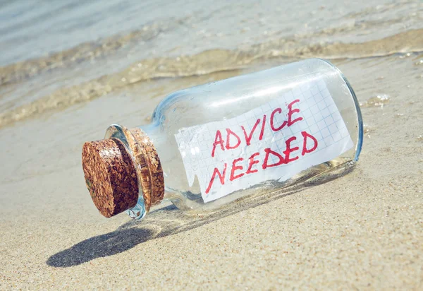 Boodschap in een fles "advies nodig". creatieve help concept. — Stockfoto