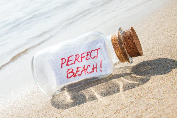 Messaggio in bottiglia Spiaggia perfetta. Concetto di vacanza . — Foto Stock