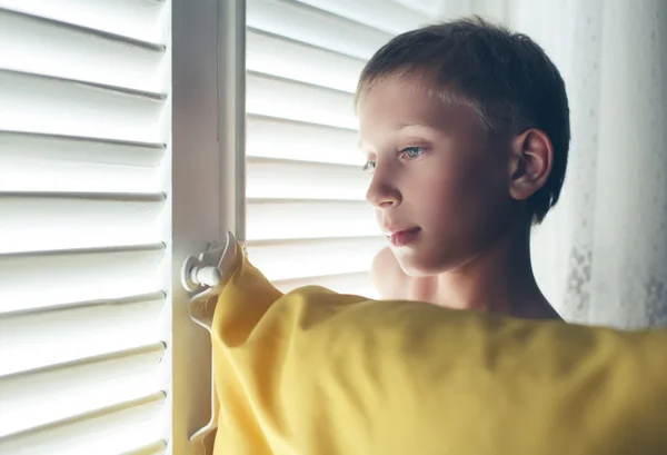 Szczery portret pięknej małego dziecka z Poduszka stały przez okno — Zdjęcie stockowe