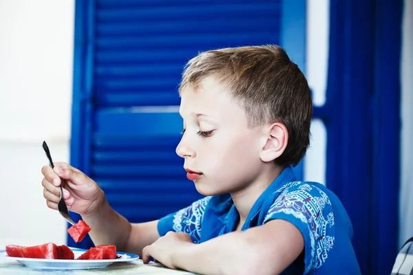 Niño encantador comiendo sandía al aire libre en verano. Concepto vacaciones de verano . —  Fotos de Stock