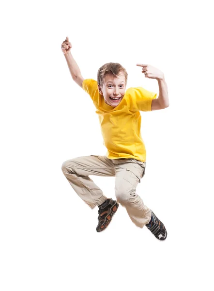 Lustiges kleines Kind springt und lacht über weißen Hintergrund — Stockfoto