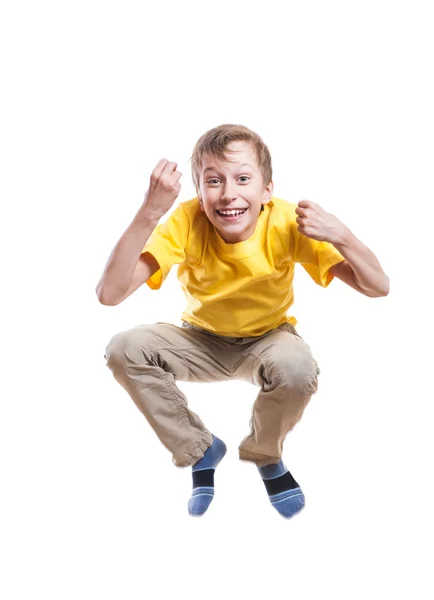 Atlama ve beyaz arka plan üzerinde gülen komik küçük çocuk — Stok fotoğraf