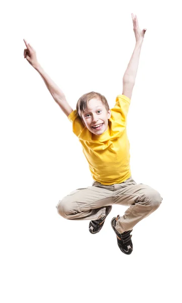 Hermoso niño divertido en camiseta amarilla saltando en la emoción y riendo sobre fondo blanco — Foto de Stock