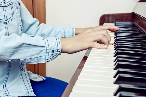 Primer plano de las manos del niño tocando el piano —  Fotos de Stock