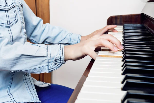 Primer plano de las manos del niño tocando el piano —  Fotos de Stock