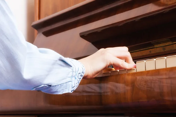 Mano de niño tocando el piano —  Fotos de Stock