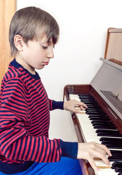 Ładny zabawny małego dziecka gry na fortepianie — Zdjęcie stockowe