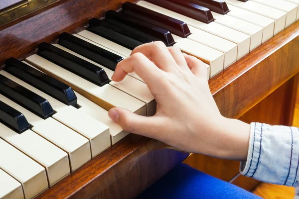Zbliżenie dziecka ręką palying Piano — Zdjęcie stockowe
