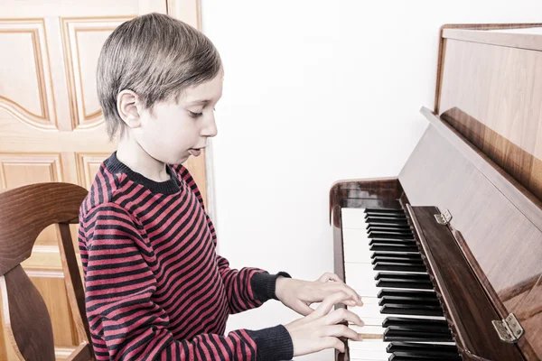 Lindo niño divertido tocando el piano —  Fotos de Stock