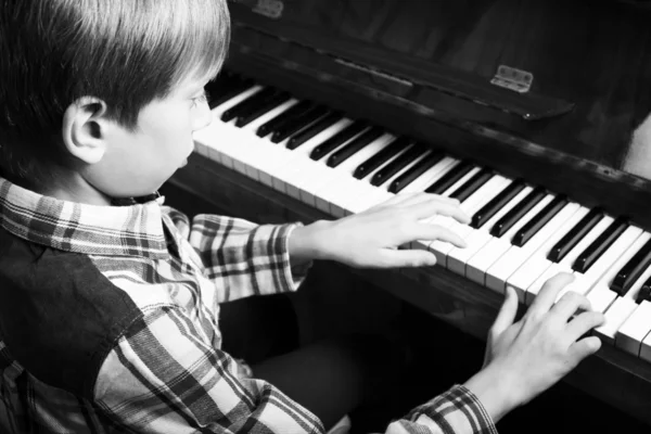 Hermoso niño tocando el piano (blanco y negro ) —  Fotos de Stock