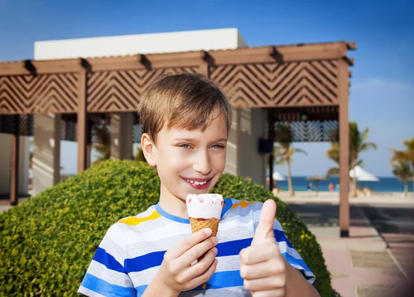 Hermoso niño en elegante camiseta con gafas de sol comiendo helado en la playa —  Fotos de Stock