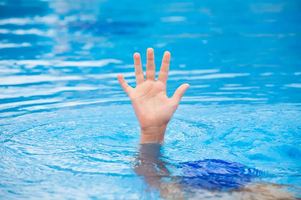 Ένα χέρι του μια πνιγμού πρόσωπο που εκτείνεται έξω από το νερό σε μια πισίνα, ζητώντας βοήθεια. έννοια του στρες. — Φωτογραφία Αρχείου