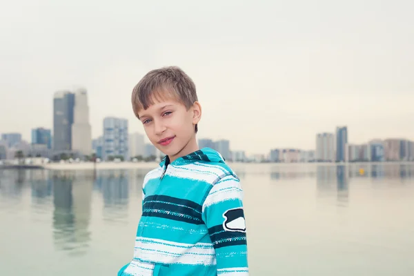Niedlicher kleiner Junge in einer Jacke, der draußen in Dubai steht — Stockfoto