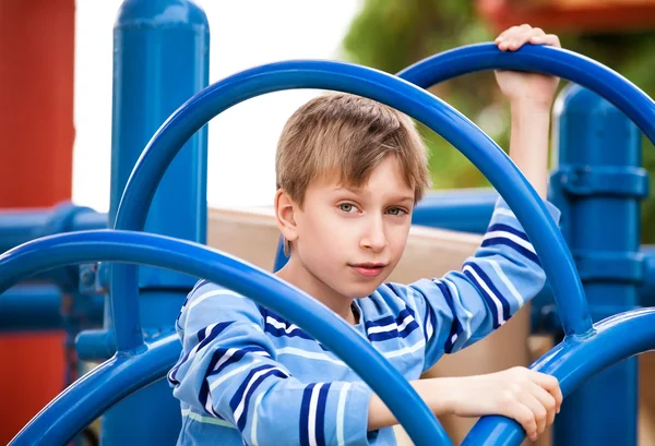Piękne dziecko grając na kolorowy plac zabaw uśmiechający się, patrząc na kamery — Zdjęcie stockowe