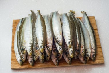 Beyaz arka plan üzerinde balıklar kokuyordu