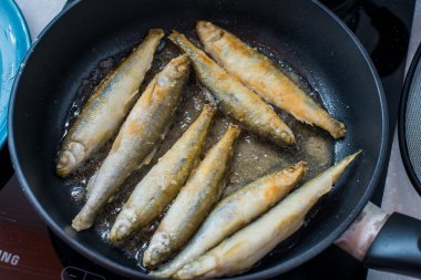 Kızarmış küçük bir Barbekü ocağın üzerinde lezzetli balık kokuyor