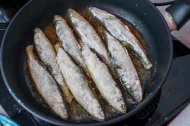 Kızarmış küçük bir Barbekü ocağın üzerinde lezzetli balık kokuyor