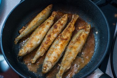 Kızarmış küçük bir Barbekü ocağın üzerinde lezzetli balık kokuyor