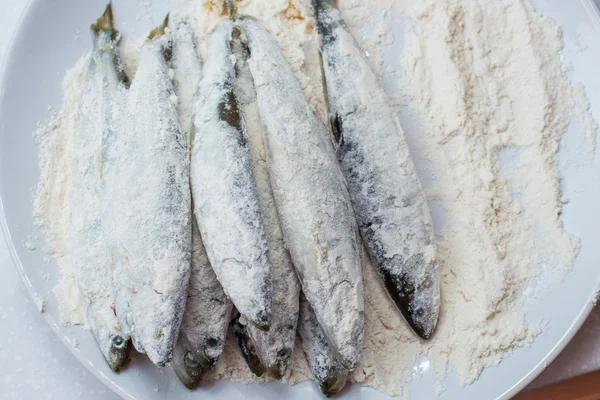 Raw fish smelt in flour ready for frying — Stock Photo, Image