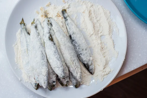 Peixe cru cheirava a farinha pronta para fritar — Fotografia de Stock