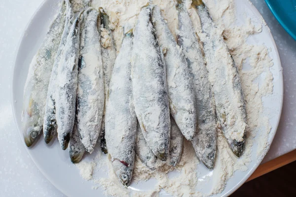 Pesce crudo profumato in farina pronto per la frittura — Foto Stock