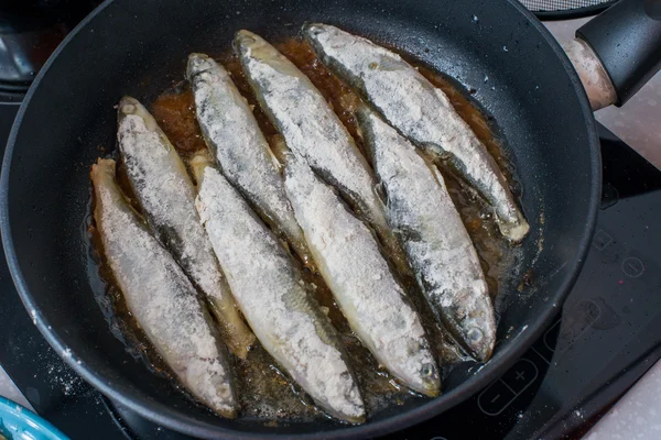 Frito pequeño pescado sabroso olfateado en una placa de barbacoa — Foto de Stock