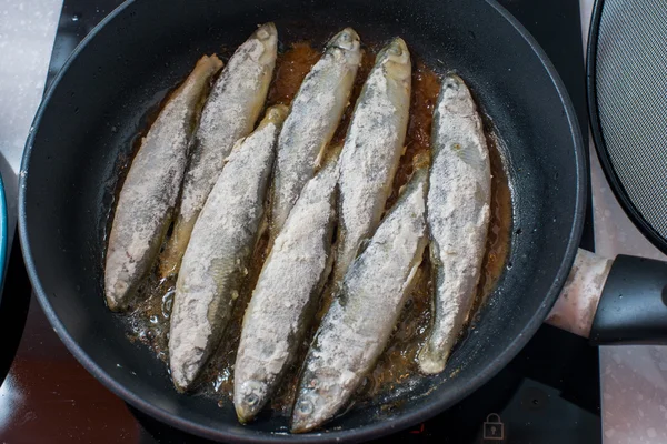 Pesce fritto piccolo odore gustoso su un piano cottura barbecue — Foto Stock