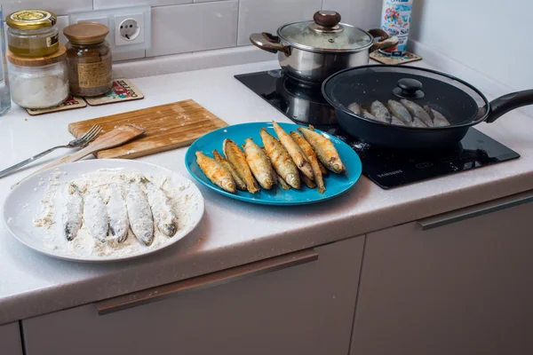 Pequeno peixe saboroso cheiroso frito em um prato quente de churrasco — Fotografia de Stock