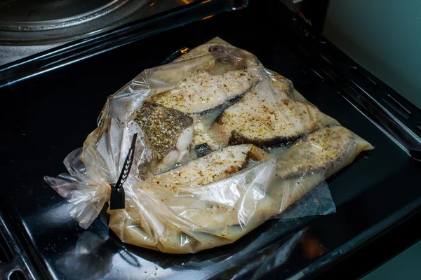 Alabote de peixe na embalagem para assar no forno — Fotografia de Stock